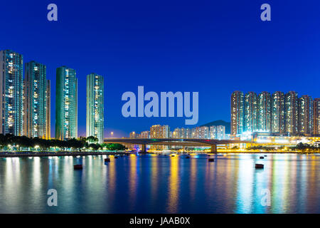 Wohnquartier in Hong Kong bei Nacht Stockfoto