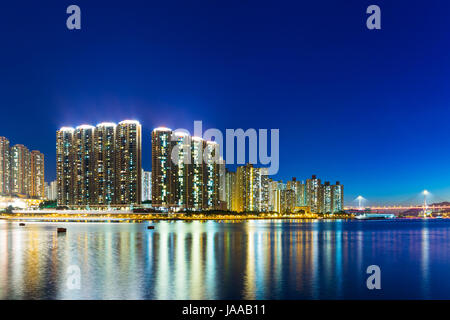 Mehrfamilienhaus in Hong Kong bei Nacht Stockfoto