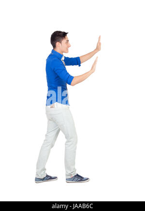 Junger Mann mit blauem Hemd isoliert auf weißem Hintergrund Stockfoto