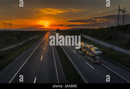 Auto Transporter Truck auf einer Sunset Road Stockfoto