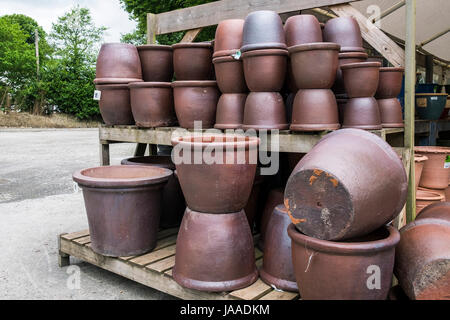 Eine Vielzahl von Keramik Blumentöpfe für den Verkauf in einem Garten-Center. Stockfoto