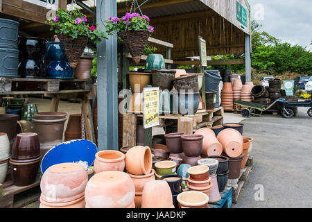 Eine Vielzahl von Keramik Töpfe zum Verkauf in einem Garten-Center. Stockfoto