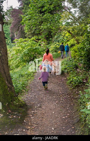 Eine Mutter und ihre Kinder genießen einen Besuch in Trebah Garden. Stockfoto