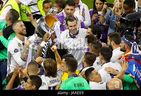 Real Madrid Sergio Ramos und Gareth Bale feiern mit der Trophäe nach dem Gewinn der UEFA Champions League Stockfoto