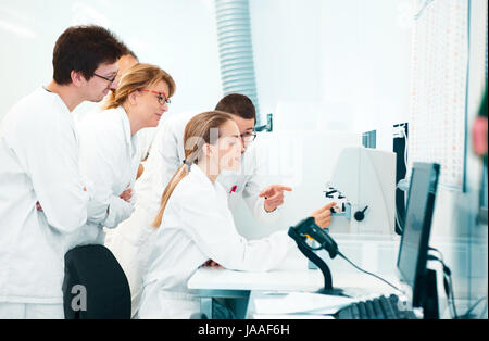 Forscher im Labor, Ärzte, Wissenschaftler Stockfoto