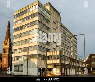 Baxter-Kirche und Krone Haus Bürogebäude, jetzt stillgelegt und wartet auf Abbruch, Kidderminster, Worcestershire, England, Europa Stockfoto