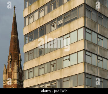 Baxter Kirche Spire und Crown House Office Block, jetzt stillgelegt und wartet auf Abbruch, Kidderminster, Worcestershire, England, Europa Stockfoto