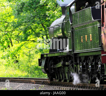 Great Western Railway schwere Fracht 2-8-0 Dampflokomotive dampft No.2857 durch Eyemore Woods bei Trimpley auf die Severn Valley Railway, Worceste Stockfoto