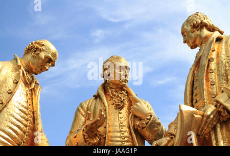 Die Bronze vergoldete Statue von Boulton, Watt und Murdoch in Centernary Square, Birmingham, West Midlands, England, Europa Stockfoto