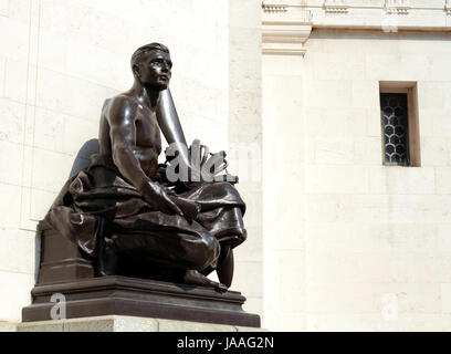 Eine der Figuren außerhalb der Hall Of Memory, Birmingham, West Midlands, England, Europa Stockfoto