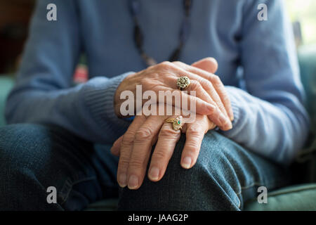 Ältere Frau mit Parkinson Herzkrankheiten leiden hautnah Stockfoto