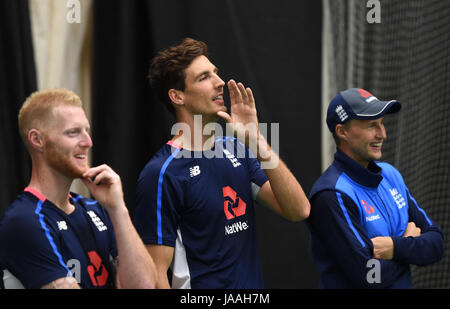 England ist (von links nach rechts) Ben Stokes, Steven Finn und Joe Root während der Netze-Tagung in Cardiff Wales Stadium. Stockfoto