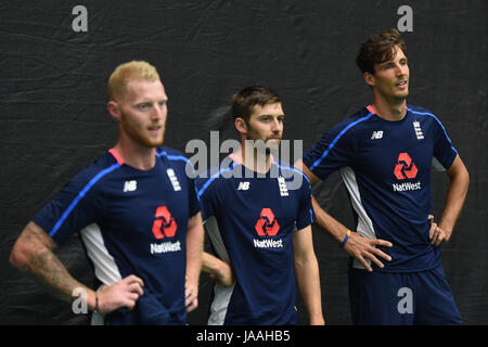 England ist (von links nach rechts) Ben Stokes, Mark Wood und Steven Finn während der Netze-Tagung in Cardiff Wales Stadium. Stockfoto