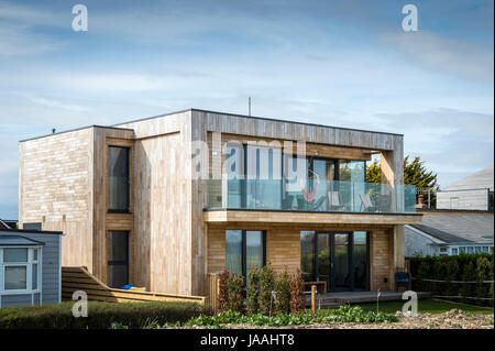 Neue, moderne Architekt entwarf Küsten Haus, aus Holz mit Glas Balkon verkleidet, Stockfoto