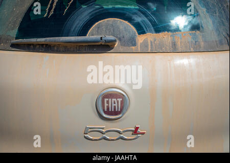 Nach der Abfüllung Frostschutzmittel Flüssigkeit der Scheibenwaschanlage in  schmutzigen Auto von Blau und Rot Frostschutzmittel Behälter Detail  Stockfotografie - Alamy