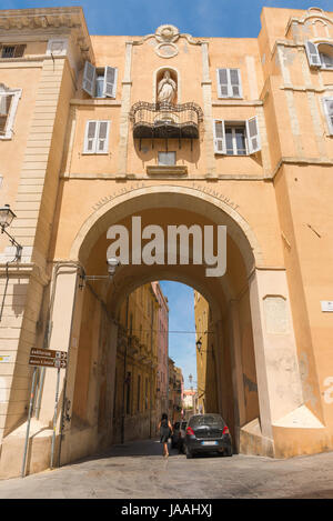 Cagliari Sardinien, barocken Bogen verbindet der Via Torino mit Via Principe Amadeo in die Altstadt von Cagliari, Sardinien. Stockfoto