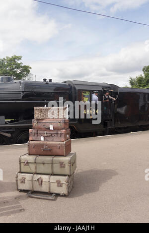 Stanier Klasse 8F Dampf Motor in British Railways schwarz mit BR Nummer 48624, Quorn und Woodhouse Bahnhof auf der Great Central Railway. Stockfoto