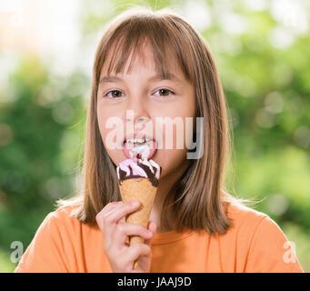 Mädchen mit Eis Stockfoto