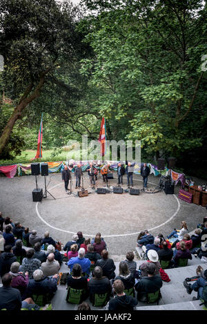 Fischer Freunde Gesang Trebah Garden Amphitheater in Cornwall. Stockfoto