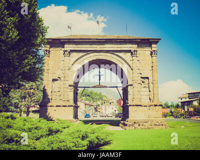 Jahrgang suchen Arco d Augusto (Arch August) in Aosta Italien Stockfoto