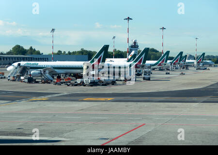 Linate International City Airport in Mailand, Italien, Europa. Passagierterminal mit Alitalia-Flugzeugen, Flugzeugen, Jets und Flugzeugen auf der Start- und Landebahn Stockfoto