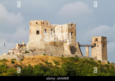 Alte Burg bei Csesznek, Ungarn Stockfoto