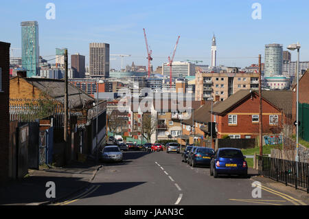 Blick auf die innere Stadt.  Darwin-Straße, Highgate, Birmingham, UK, im März 2017.  Birmingham City Zentrum Skyline ist im Hintergrund sichtbar. Stockfoto