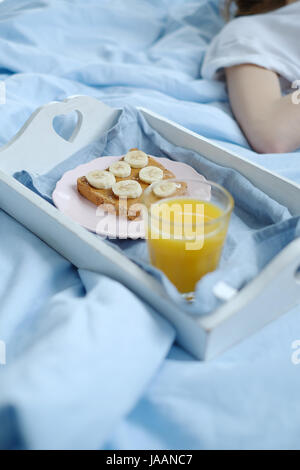 Mädchen im Bett Stockfoto