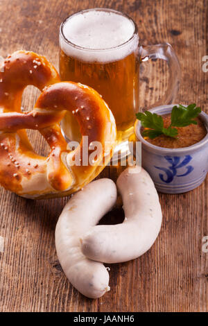 Bayerische Weißwurst Mit Bretze Und Bier Stockfoto