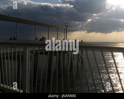 Gewitterwolken über Pier in Coney Island Stockfoto