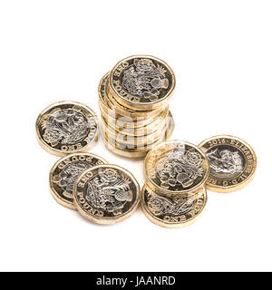 Britische ein Pfund-Münzen auf weißem Hintergrund Stockfoto
