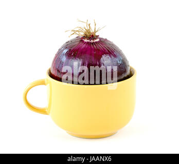 Roter Zwiebel in GelberTasse mit Henkel; rote Zwiebel in eine gelbe Tasse mit Griff Stockfoto