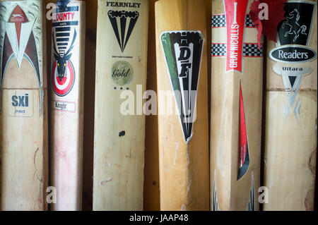 Cricket-Fledermäuse hängen an den mit Holz verklemmten Wänden des Lynton & Lynmouth Heimteams Umkleidekabinen im Lynton & Lynmouth Cricket Club während eines jährlichen Freundschaftsspiels im Club im Valley of Rocks, North Devon. Stockfoto