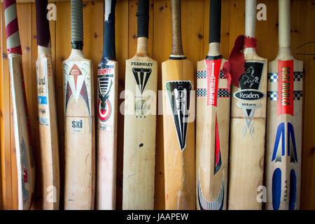 Cricket-Fledermäuse hängen an den mit Holz verklemmten Wänden des Lynton & Lynmouth Heimteams Umkleidekabinen im Lynton & Lynmouth Cricket Club während eines jährlichen Freundschaftsspiels im Club im Valley of Rocks, North Devon. Stockfoto