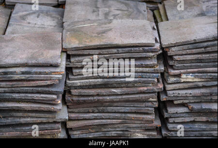 Ein Haufen zurückgefordert von alten Terrakotta-Dachziegel. Stockfoto