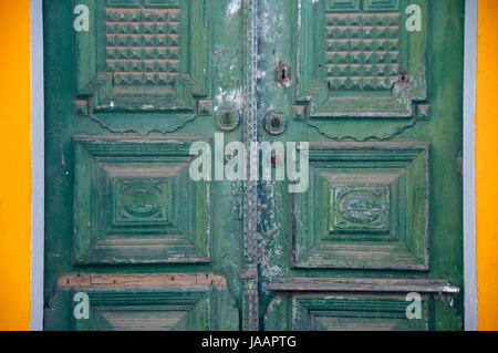 Leicht verwitterte Grün doppelte Türen in atalaia.