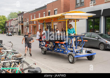 Montreal, Kanada - 3. Juni 2017: Menschen auf "Velo Festif" Party bike im Mittelland Stockfoto