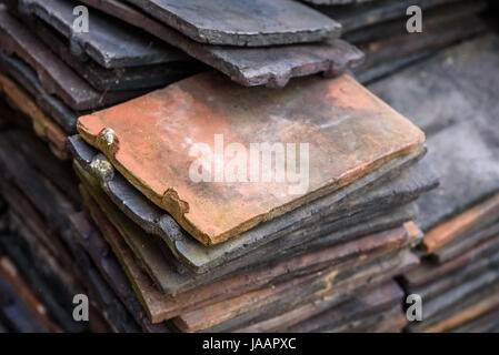 Ein Haufen zurückgefordert von alten Terrakotta-Dachziegel. Stockfoto