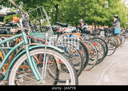 Nahaufnahme der Räder von Fahrrädern in Montreal, Kanada Stockfoto