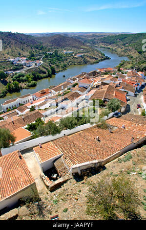 Ein nach unten Winkel von Mértola Dorf in Portugal. Zeigt die schöne Dächer der traditionellen Häuser dort. Stockfoto
