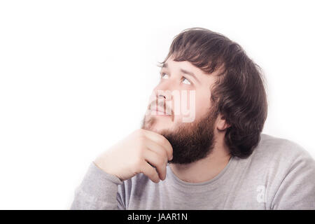 Glücklicher träumender junger Mann mit Bart isoliert auf weißem Hintergrund, hautnah. Stockfoto