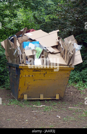 Skip gefüllt mit Kartonagen Stockfoto