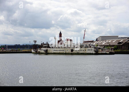 Tuxedo Royal verlassenen baufälligen Vergnügen Cruiser Boat jetzt einem Schiffswrack auf dem Fluss Tees in Middlesbrough warten demontiert werden Stockfoto