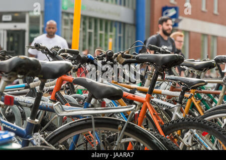 Montreal, Kanada - 3. Juni 2017: viele abgestellt Fahrräder im Ort Gérald-Godin mit Fußgängern im Hintergrund Stockfoto