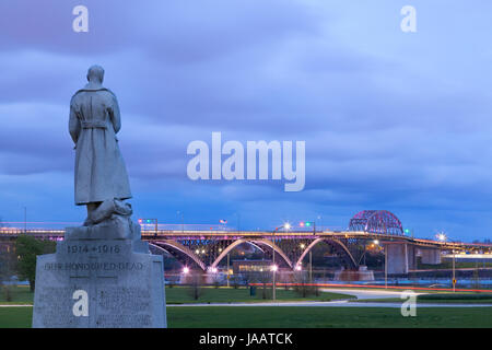 Die Friedensbrücke über den Niagara River, das Fort Erie, Ontario nach Buffalo, New York mit einem Kriegerdenkmal im Vordergrund im Mather Park verbindet Stockfoto