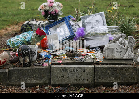 Ian Curtis Gedenkstein am Macclesfield Crematorium in Macclesfield, Cheshire, UK. Der englische Singer-Songwriter und Musiker war bekannt als th Stockfoto