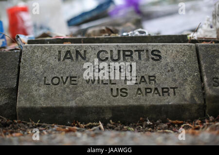 Ian Curtis Gedenkstein am Macclesfield Crematorium in Macclesfield, Cheshire, UK. Der englische Singer-Songwriter und Musiker war bekannt als th Stockfoto