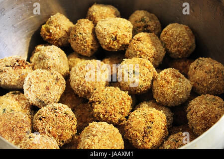 Falafel - eine Schüssel mit frittierte Kugeln aus gehackten Kichererbsen, mit dem Zusatz von Bohnen, mit Gewürzen abgeschmeckt. Stockfoto