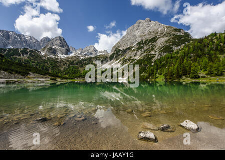 Malerischen See Seebensee mit Reflexionen im türkisfarbenen Wasser, Ehrwald, Tirol, Austria, Europe Stockfoto