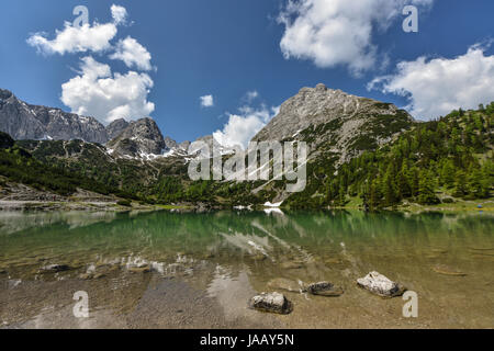 Malerischen See Seebensee mit Reflexionen, Ehrwald, Tirol, Austria, Europe Stockfoto